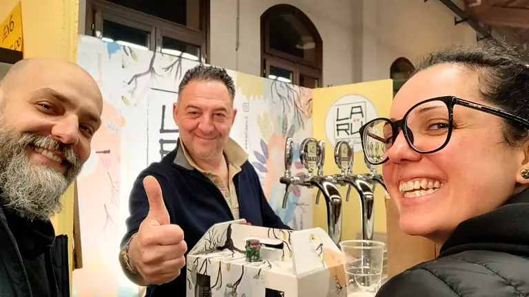 Paulo e Fernanda con il mastro birraio Stefano (Birrificio LA RÜ)