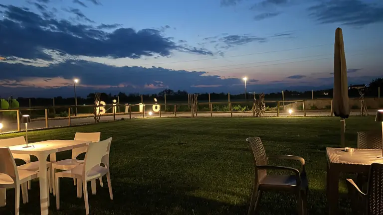 Spazio aberto con dei tavoli e il logo del Birrificio Birrò a San Lorenzo di Sedegliano nel Friuli 
