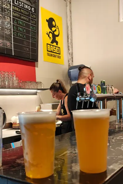 birre basei Birre alla spina del Birrificio Basei, tra cui Matnik e Ciulo, assaggiate durante la serata svuota fusti